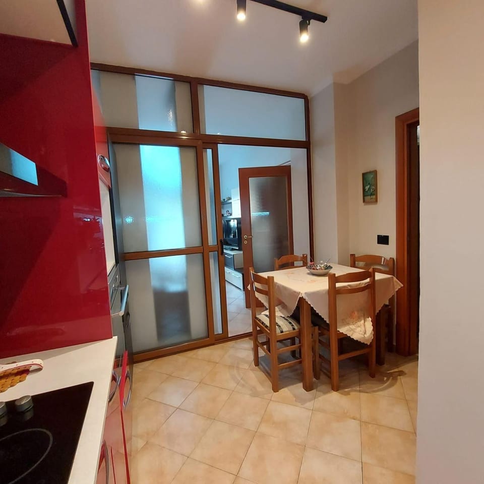 Kitchen or kitchenette, Dining area, minibar, pet friendly, stove