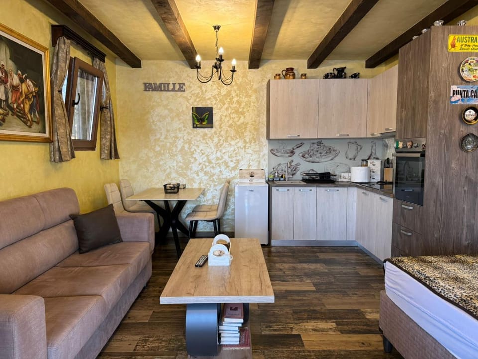 Kitchen or kitchenette, Living room, Seating area, Dining area