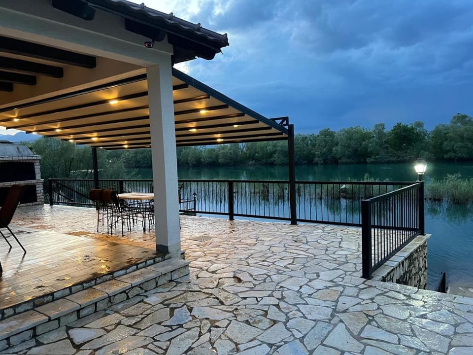 Property building, View (from property/room), Balcony/Terrace, Lake view, River view