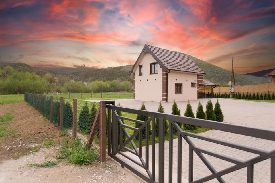 Property building, Spring, Day, Natural landscape, Mountain view, Sunrise, Sunset