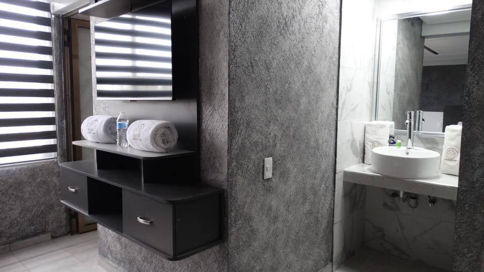Toilet, TV and multimedia, towels