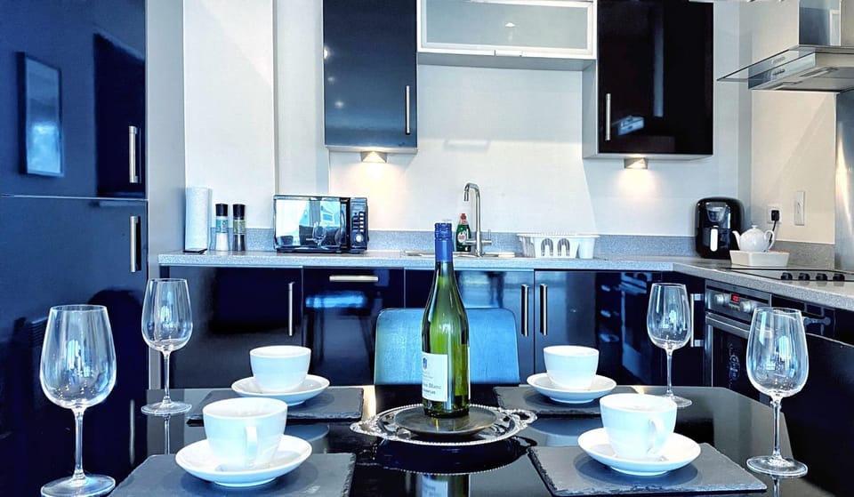 Artistic and luxurious APT with Sea view. Beach side Apartment in Swansea