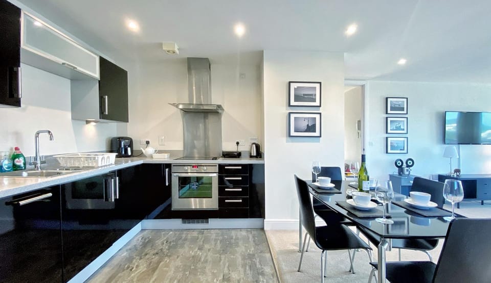 Artistic and luxurious APT with Sea view. Beach side Apartment in Swansea