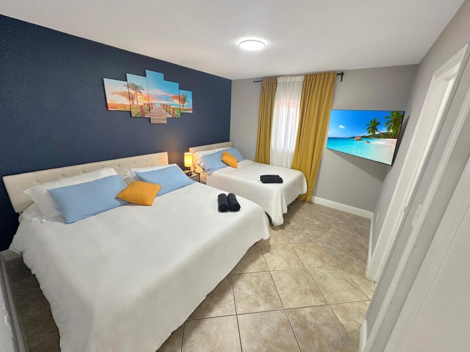 Bed, TV and multimedia, Bedroom, towels