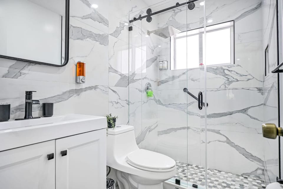 Shower, Toilet, Bathroom, towels