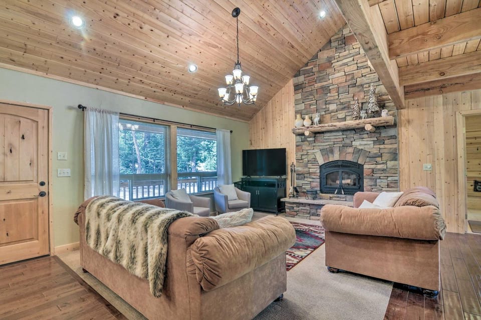 Duck Creek Village Cabin: Hike, Ski, & Bike! Cabin in Utah