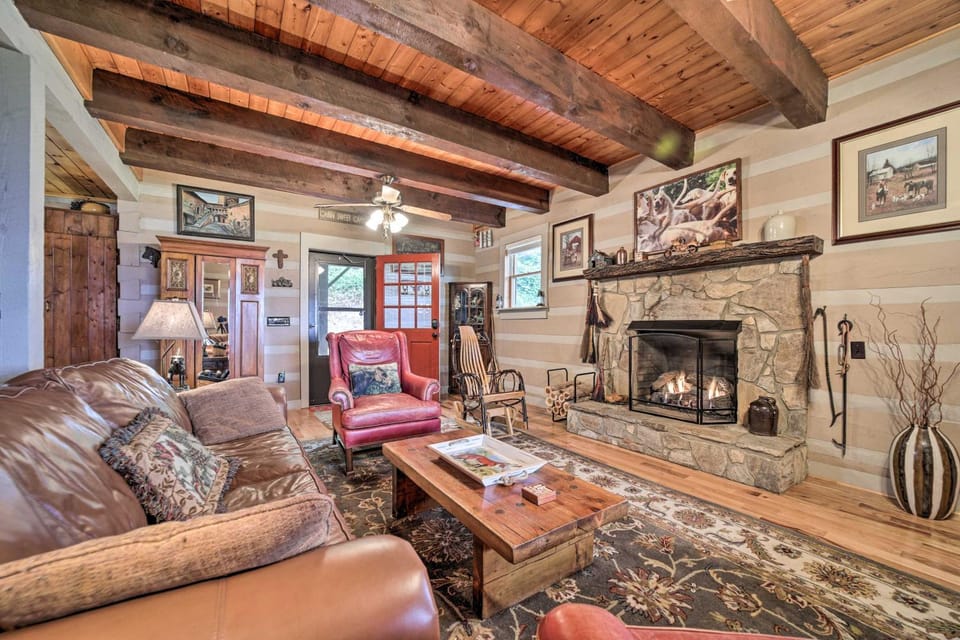 Bryson City Cabin w/ Hot Tub ~ 10 Mi to Dtwn! Cabin in Fontana Lake