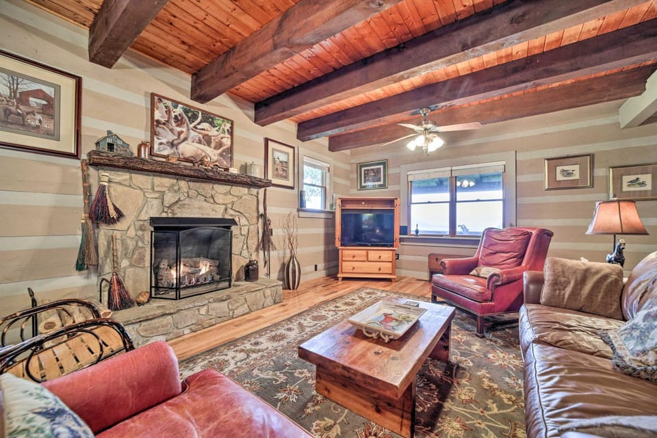 Bryson City Cabin w/ Hot Tub ~ 10 Mi to Dtwn! Cabin in Fontana Lake