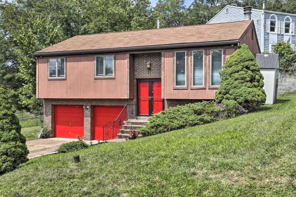 Pittsburgh Retreat w/ Deck ~ 4 Mi to Dtwn! House in Pittsburgh