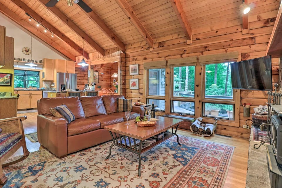 'Cold Mountain Reflections' Cabin w/ Game Room! Cabin in East Fork
