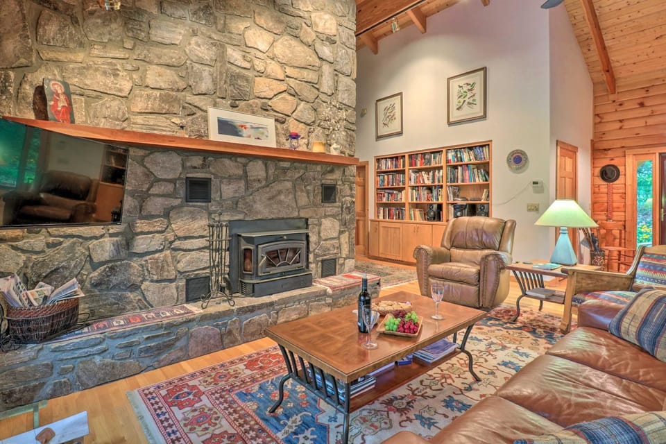 'Cold Mountain Reflections' Cabin w/ Game Room! Cabin in East Fork