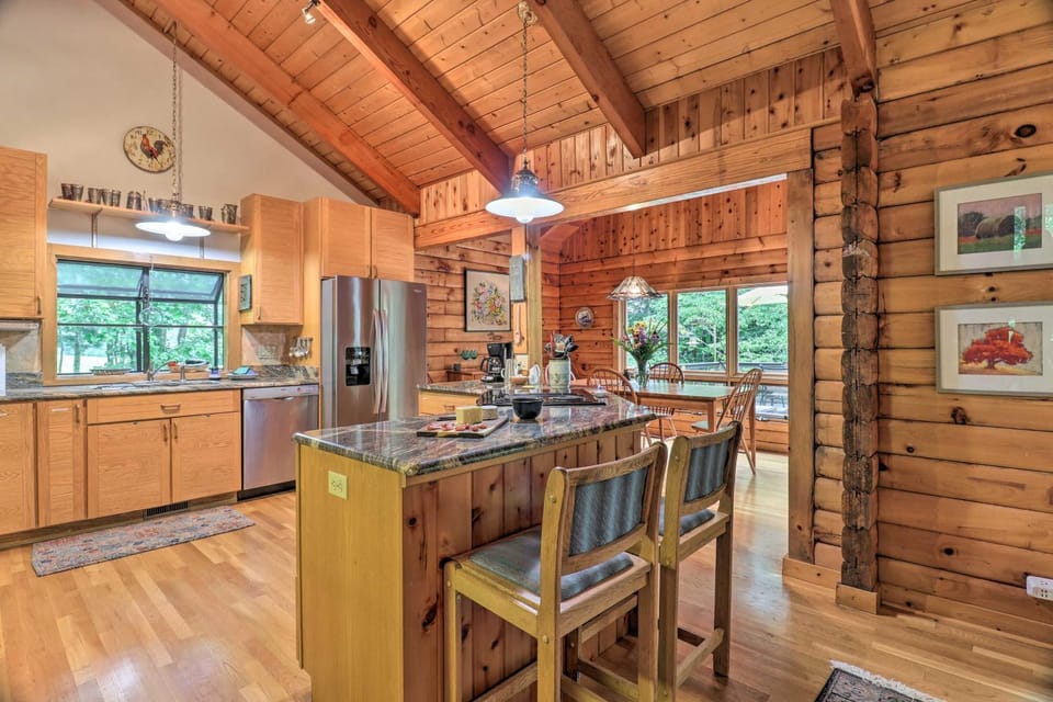 'Cold Mountain Reflections' Cabin w/ Game Room! Cabin in East Fork