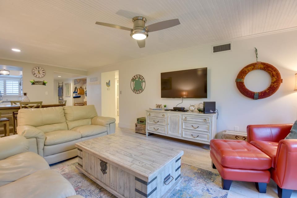 Siesta Key Condo w/ Heated Pool < 1 Mi to Beach House in Florida