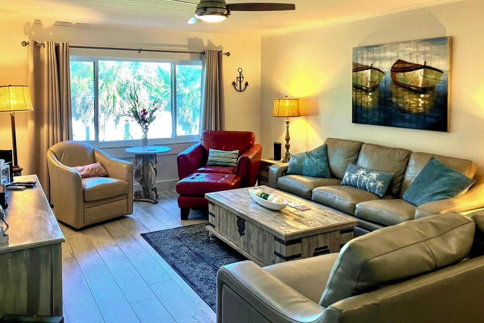 Siesta Key Condo w/ Heated Pool < 1 Mi to Beach House in Florida