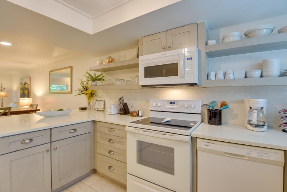Siesta Key Condo w/ Heated Pool < 1 Mi to Beach House in Florida