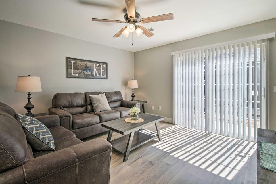 Chic Townhome about 6 Mi to Talking Rocks Cavern! House in Kimberling City