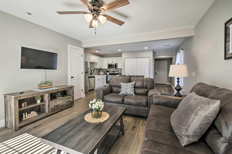 Chic Townhome about 6 Mi to Talking Rocks Cavern! House in Kimberling City