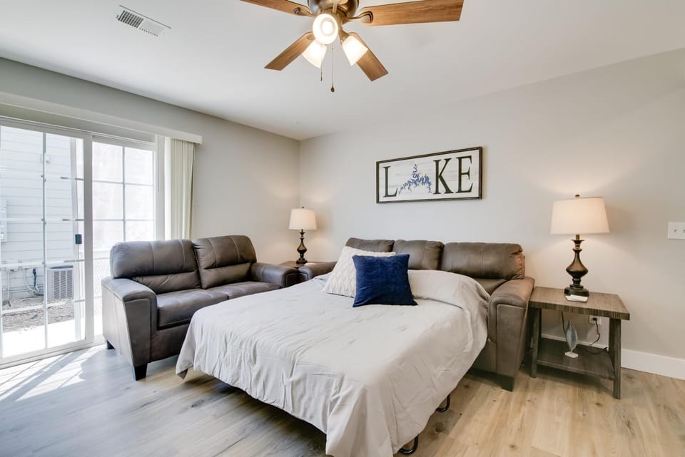 Delightful Townhouse with Patio and Shared Yard! House in Kimberling City