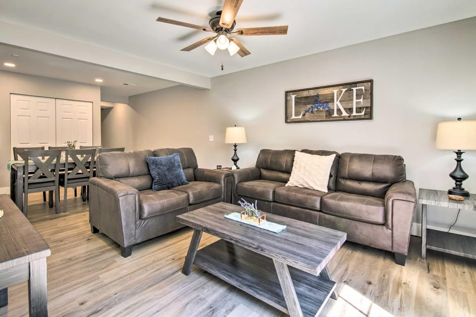 Airy Townhome Close to Kayaking and Boating! House in Kimberling City