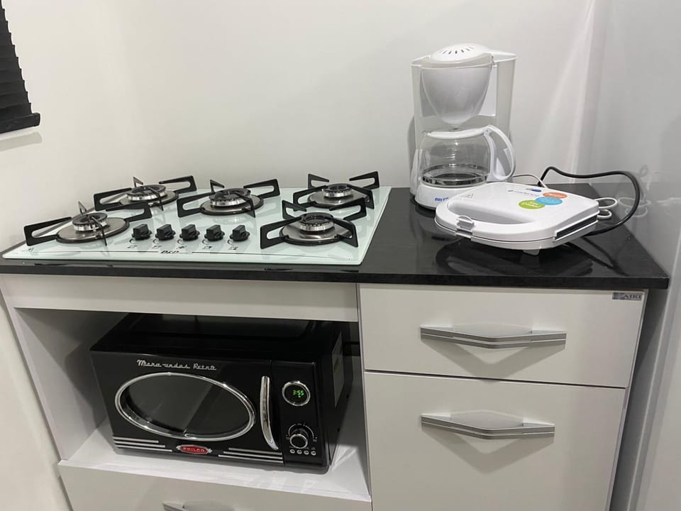 Kitchen or kitchenette, minibar