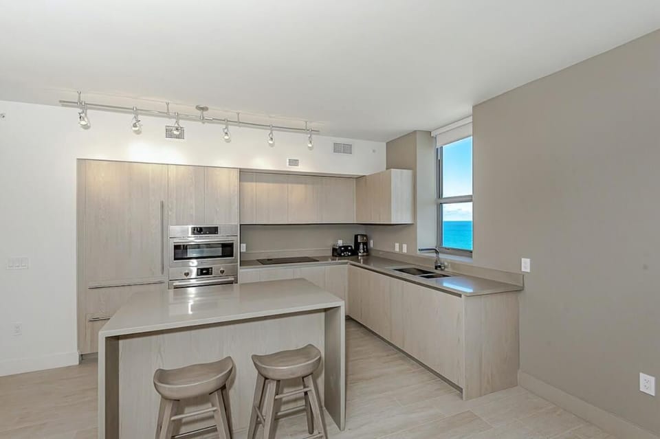 Wrap Around Balcony - 2Br - Amazing Views - Pools Apartment in Hollywood Beach