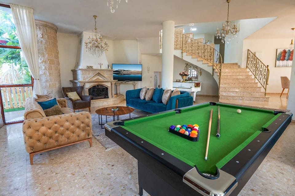 Billiard, Living room, Seating area