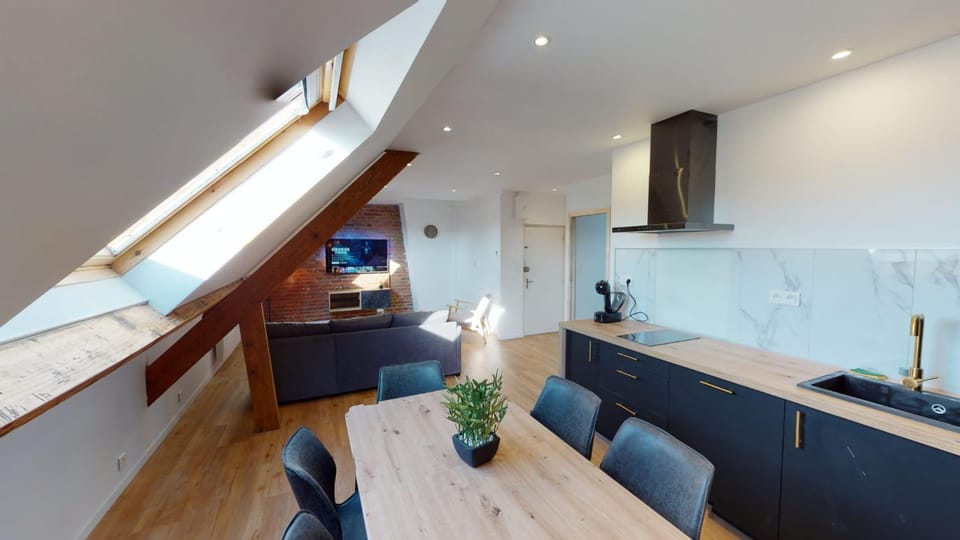 Kitchen or kitchenette, Dining area