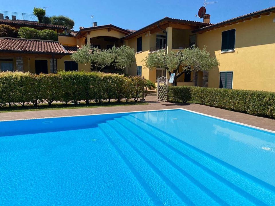 Property building, Day, Pool view, Swimming pool, Swimming pool, sunbed