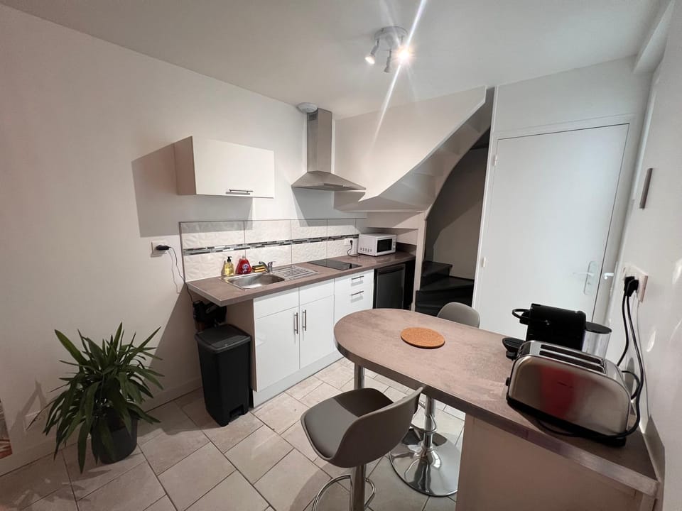 Dining area, minibar, stove, toaster