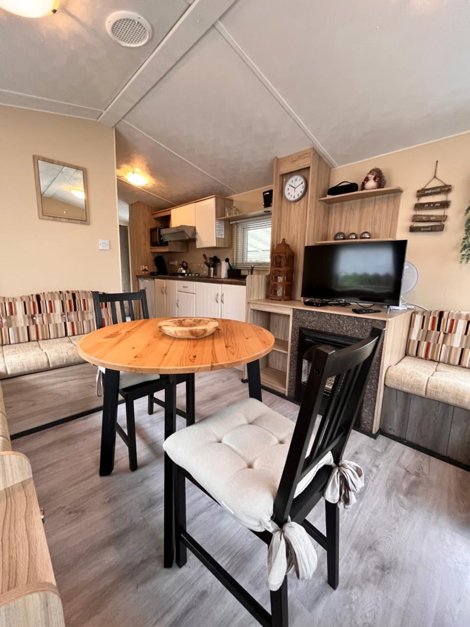 Communal lounge/ TV room, TV and multimedia, Living room, Dining area