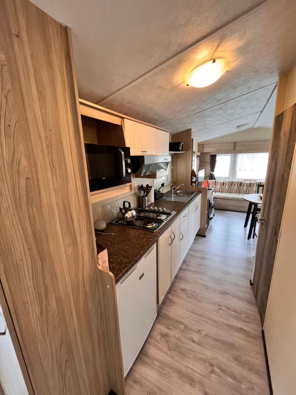 Kitchen or kitchenette, minibar, stove