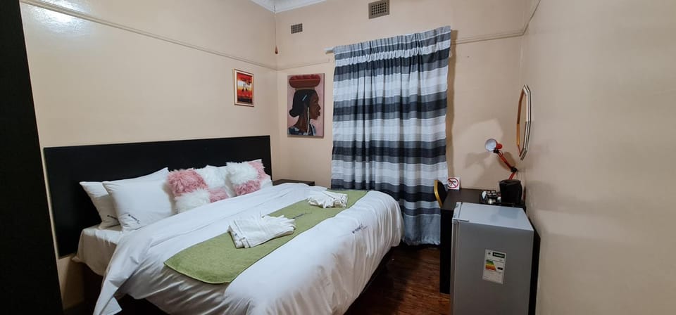 Bed, Coffee/tea facilities, Photo of the whole room, Bedroom, towels