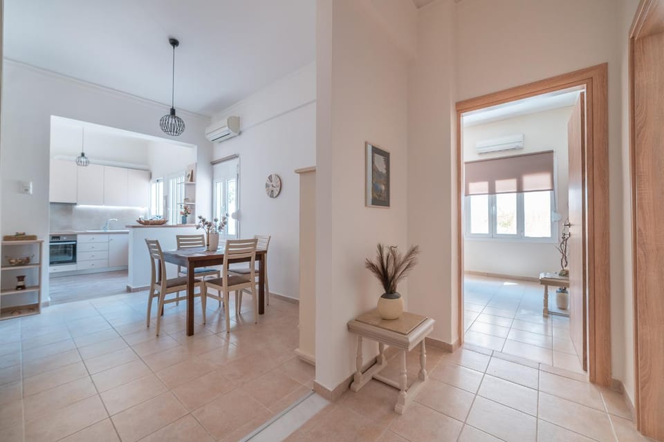 Kitchen or kitchenette, Dining area, Bedroom