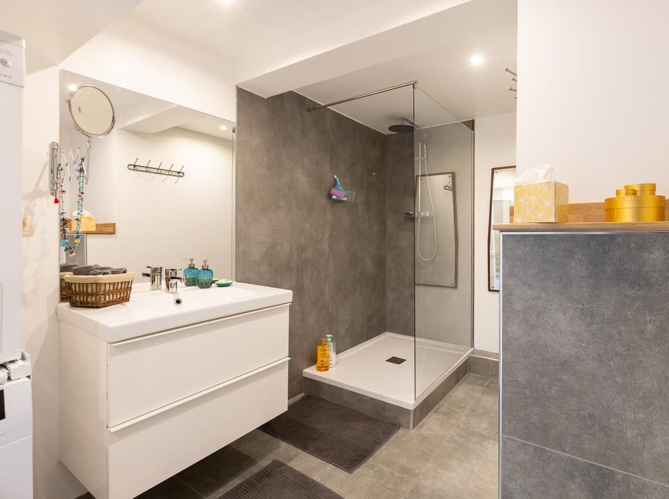 Shower, Bathroom, towels