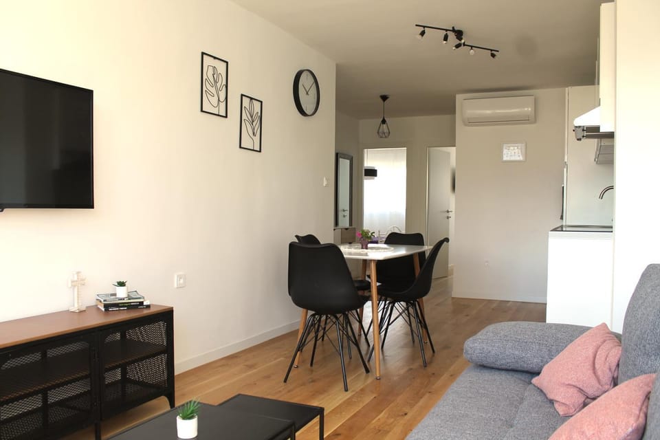 Kitchen or kitchenette, Living room, Seating area, Dining area, air conditioner