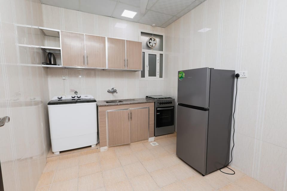 Kitchen or kitchenette, minibar, oven, stove