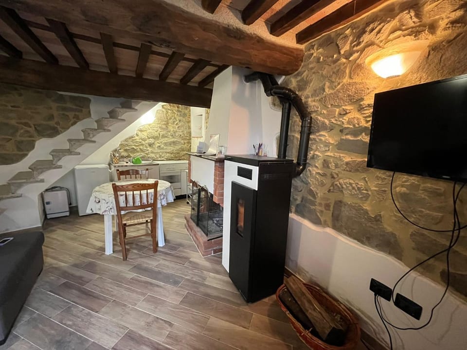 TV and multimedia, Kitchen or kitchenette, Living room, Seating area, flat iron