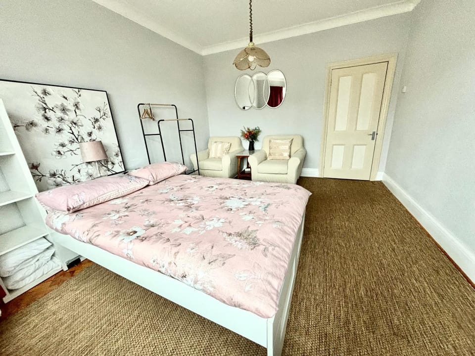 Bed, Photo of the whole room, Bedroom, wardrobe