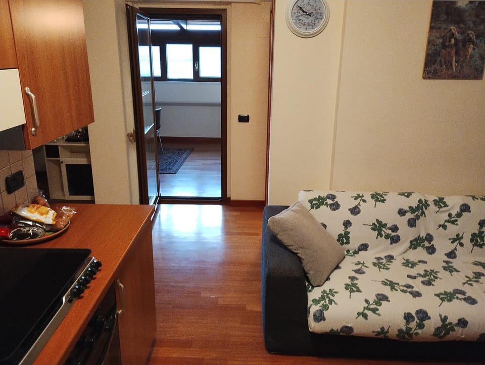 TV and multimedia, Kitchen or kitchenette, Living room, Seating area, Dining area