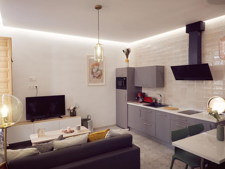 Kitchen or kitchenette, Living room, Seating area, Dining area, Communal kitchen