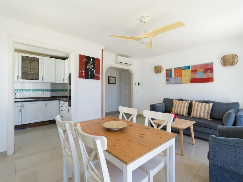 Kitchen or kitchenette, Living room, Seating area, Dining area, fireplace, minibar, air conditioner