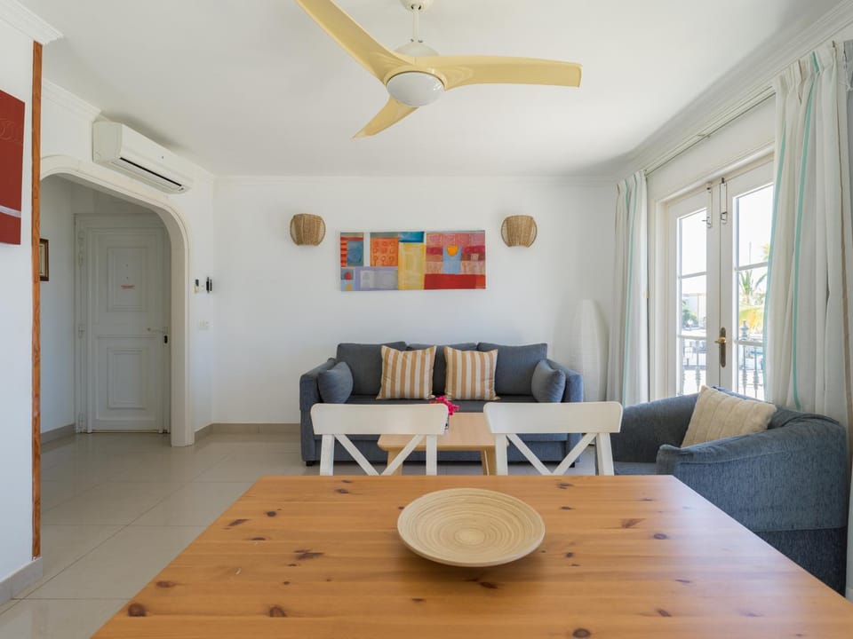 Living room, Seating area, air conditioner
