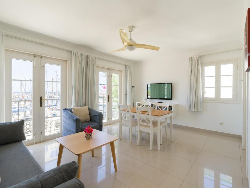 TV and multimedia, Living room, Seating area, Dining area, fireplace