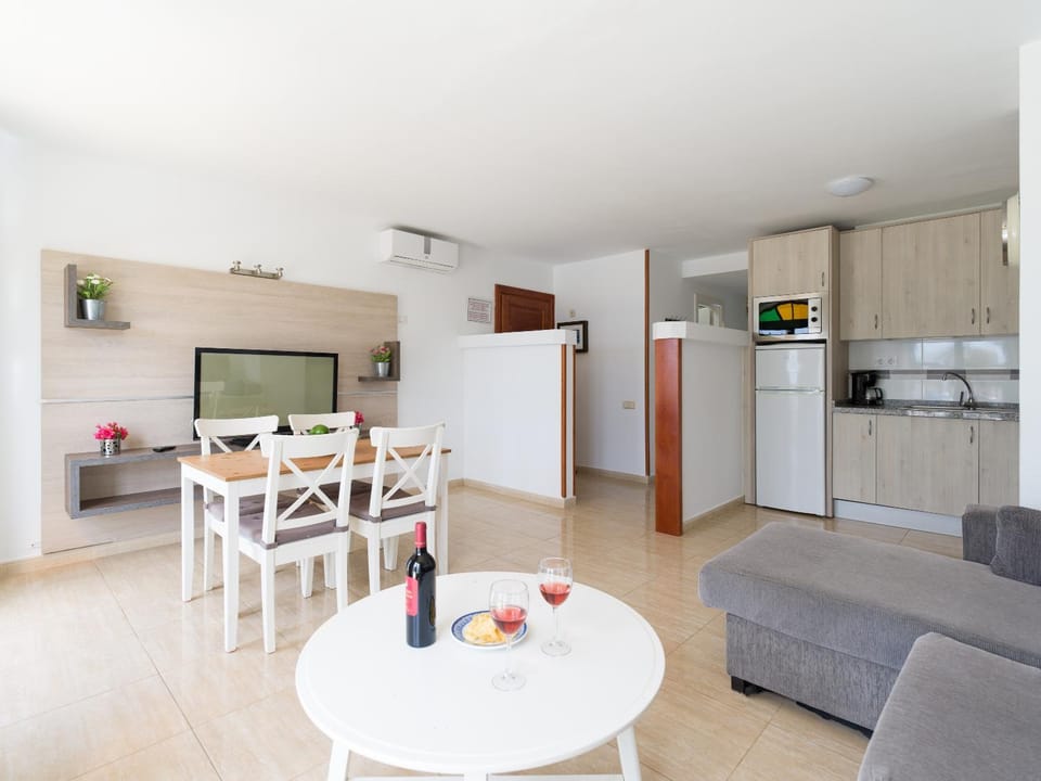 TV and multimedia, Living room, Dining area