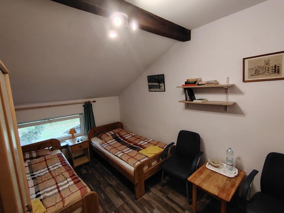 Bed, Photo of the whole room, Seating area