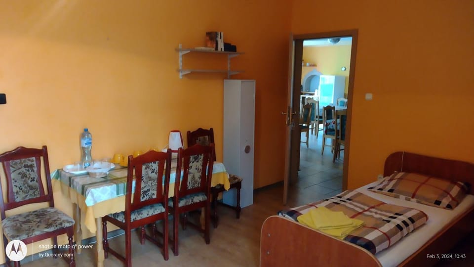 Bed, Seating area, Dining area
