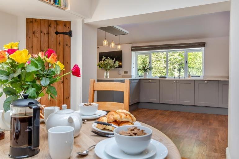 Dining area, kitchen
