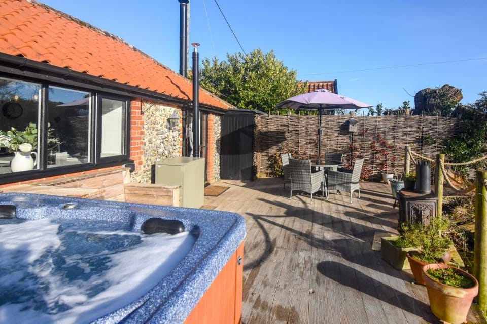 Hot Tub, Seating area