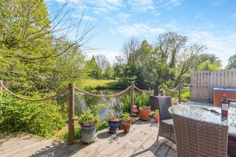 View (from property/room), Garden view, Lake view