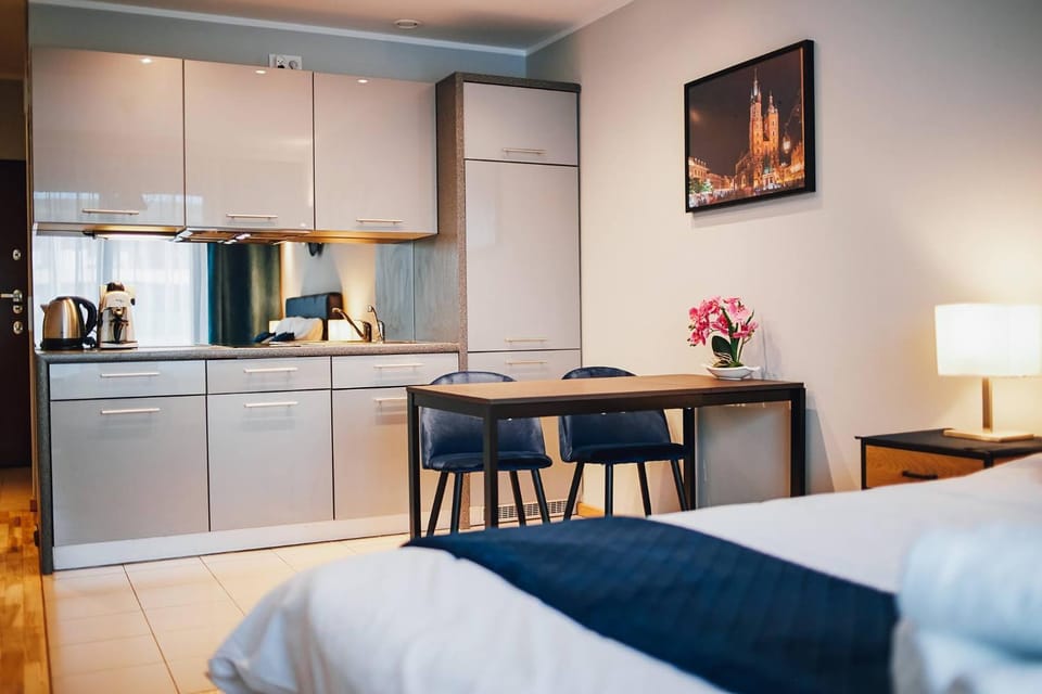 Kitchen or kitchenette, Dining area, minibar, stove